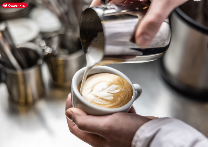   Баристы и любители могут создавать латте-арт с помощью молочной пены. SimpleImages через Getty Images.  
