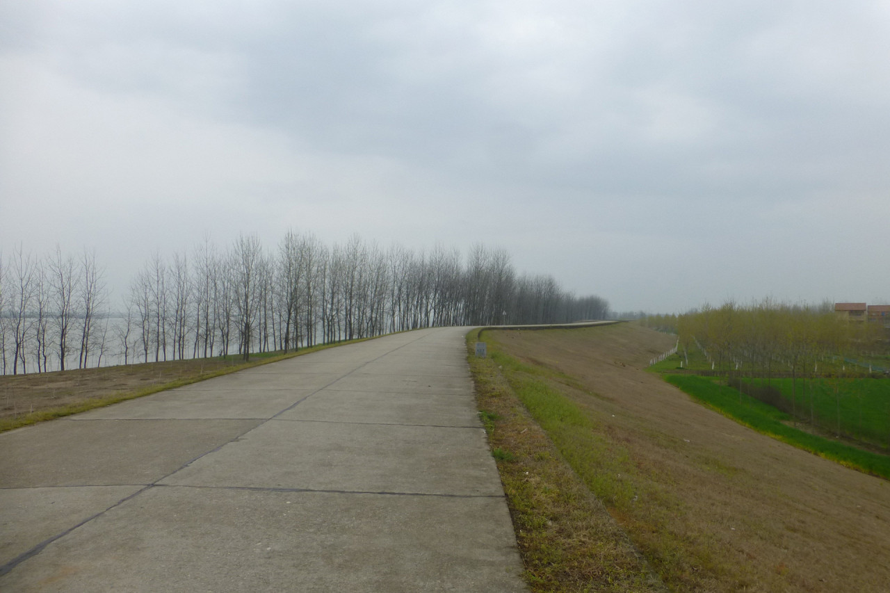 Сотни километров дамб защищают деревни и сельскохозяйственные угодья от наводнений